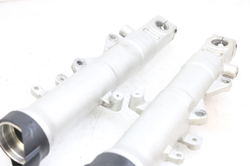 photo de FOURREAU FOURCHE YAMAHA FJR ABS 1300 (2006 - 2012) - Points de fixation