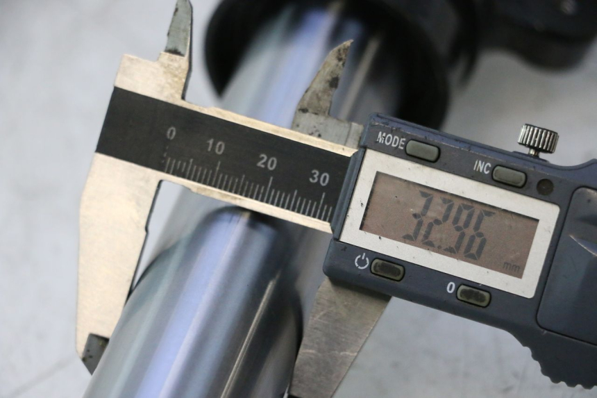 photo de FOURREAU FOURCHE GAUCHE YAMAHA BW'S BWS 125 (2010 - 2013) - Détail de la pièce