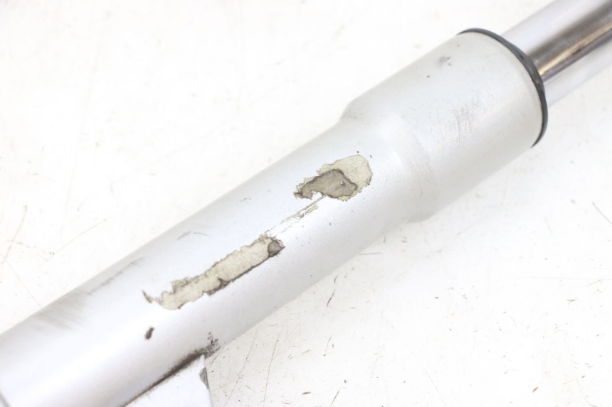 photo de FOURREAU FOURCHE GAUCHE PIAGGIO FLY 4T 50 (2013 - 2017) - Points de fixation