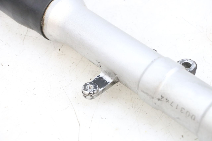 photo de FOURREAU FOURCHE GAUCHE YAMAHA FZ6 N FAZER 600 (2004 - 2006) - Marquages et références