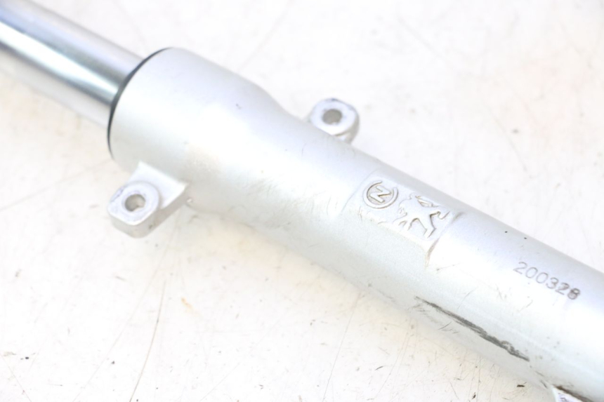 photo de FOURREAU FOURCHE GAUCHE PEUGEOT KISBEE 4T 50 (2018 - 2022) - Points de fixation