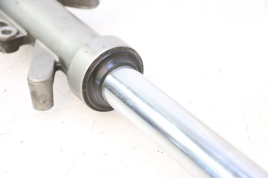 photo de FOURREAU FOURCHE GAUCHE YAMAHA YP MAJESTY 125 (1998 - 2001) - Détails caractéristiques