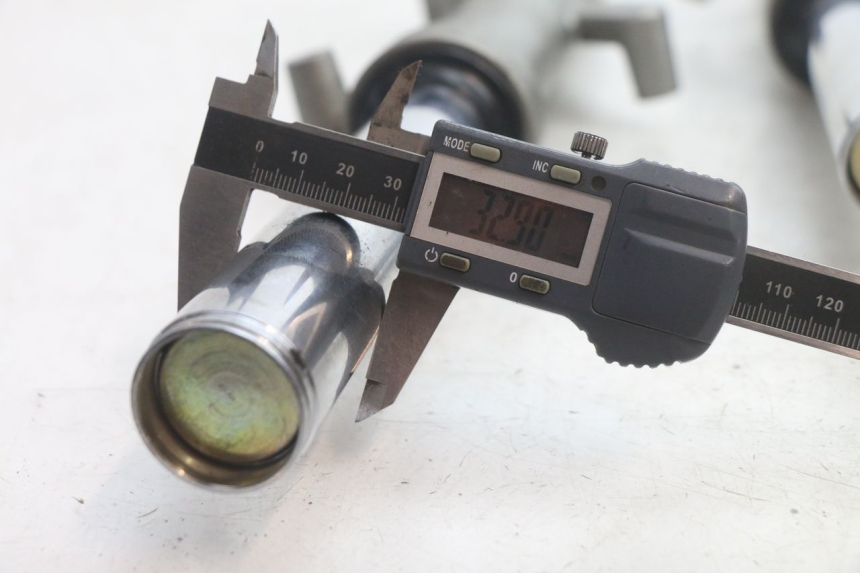 photo de FOURREAU FOURCHE YAMAHA YP MAJESTY 125 (1998 - 2001) - Marquages et références