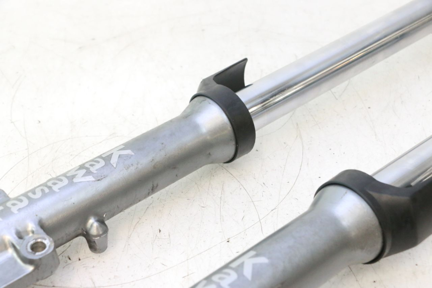 photo de FOURREAU FOURCHE KAWASAKI ZZR 600 (1995 - 2004) - Autre angle de vue