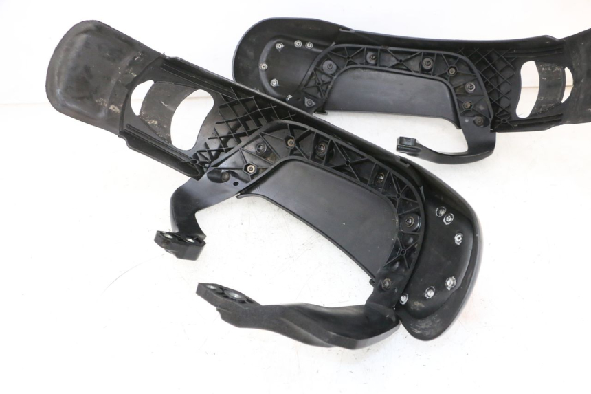 photo de GARDE BOUE AVANT PIAGGIO MP3 HPE 300 (2019 - 2026) - Points de fixation