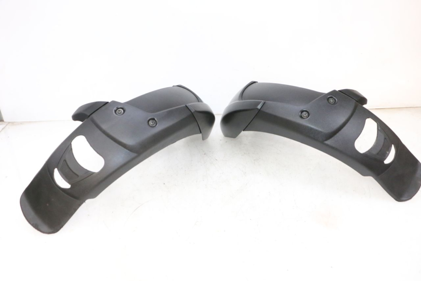 photo de GARDE BOUE AVANT PIAGGIO MP3 HPE 300 (2019 - 2026) - Marquages et références