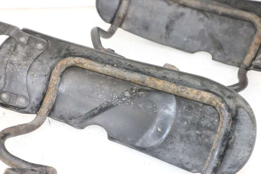 photo de GARDE BOUE AVANT PIAGGIO MP3 RL 250 (2007 - 2010) - Gros plan technique