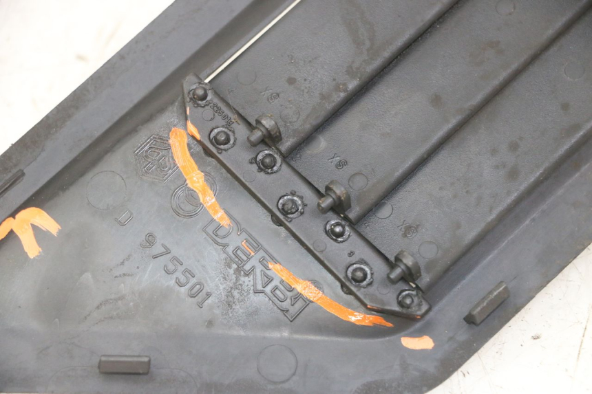 photo de GRILLE RADIATEUR DROITE GILERA NEXUS 125 (2009 - 2013)