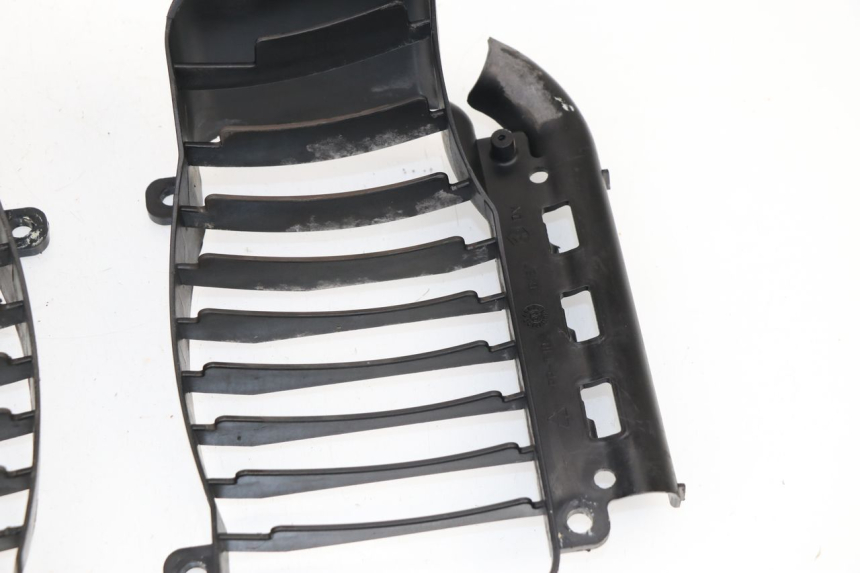 photo de GRILLE RADIATEUR PIAGGIO VESPA GTS 125 (2007 - 2012)