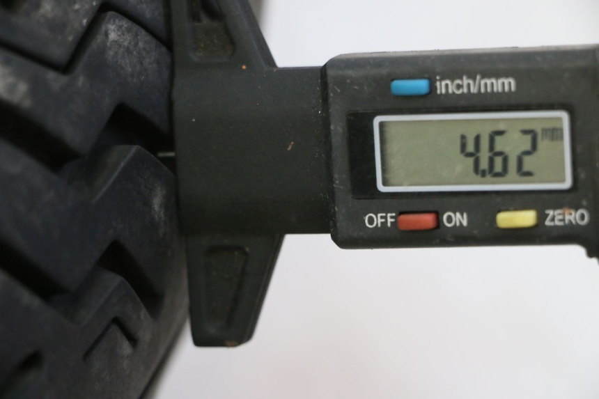 photo de JANTE ARRIÈRE ET PNEU HYOSUNG GV AQUILA 125 (2000 - 2004)