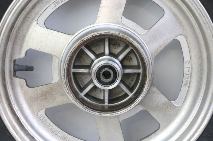 photo de JANTE ARRIÈRE ET PNEU HYOSUNG GV AQUILA 125 (2000 - 2004)