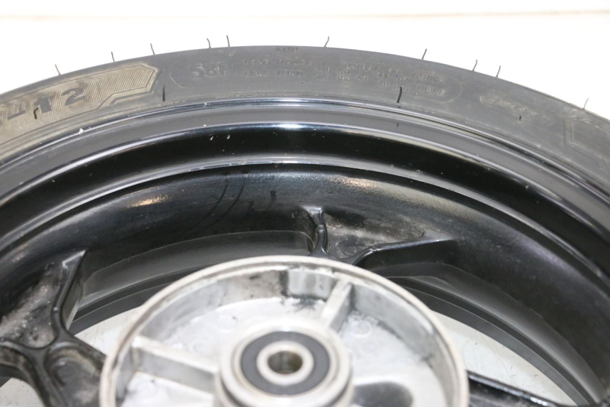 photo de JANTE ARRIÈRE ET PNEU MAG POWER BOMBERS 4T 50 (2016 - 2026) - Gros plan technique