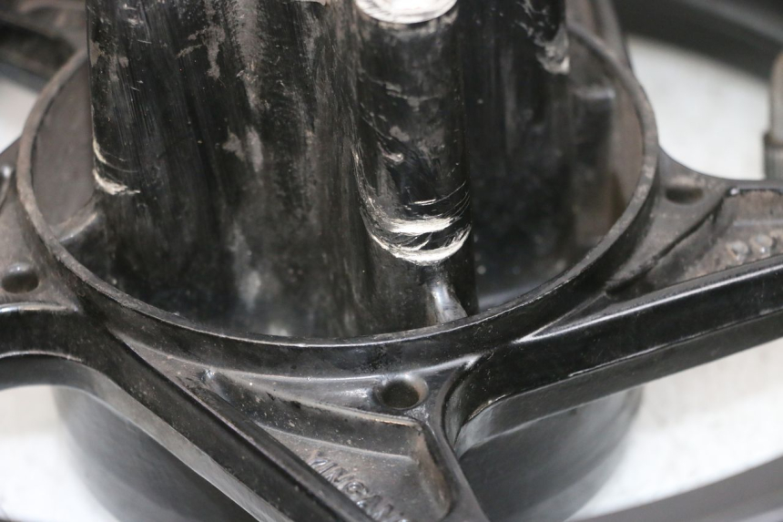 photo de JANTE ARRIÈRE ET PNEU MAG POWER BOMBERS 4T 50 (2016 - 2026) - Points de fixation