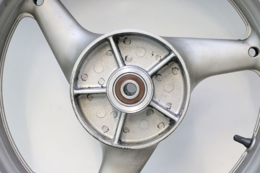 photo de JANTE ARRIÈRE ET PNEU HONDA CB F HORNET 600 (2005 - 2006) - Vue rapprochée