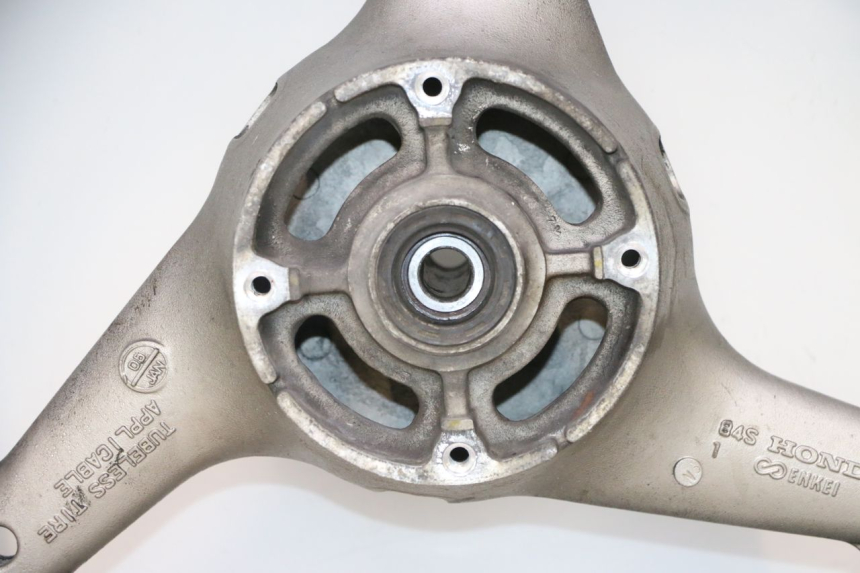 photo de JANTE ARRIÈRE ET PNEU HONDA CB F HORNET 600 (2005 - 2006) - Zoom état d’usage