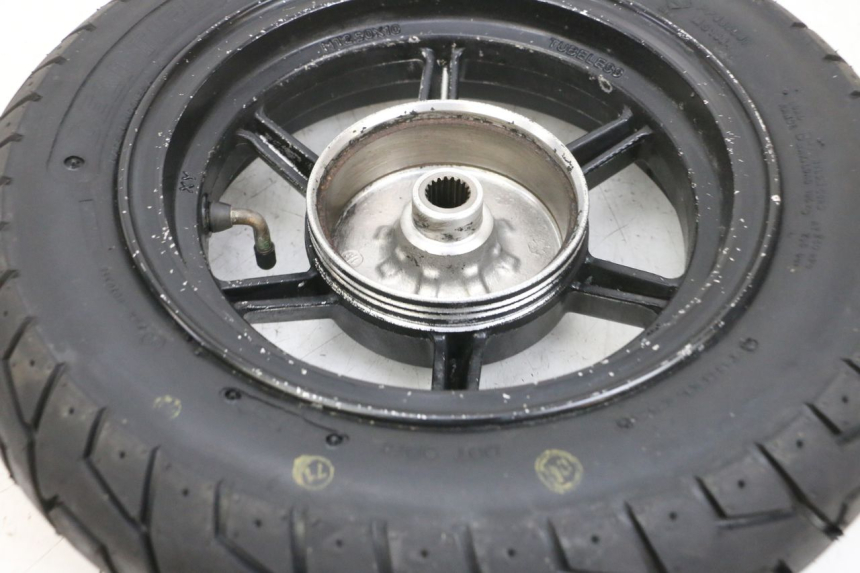 photo de JANTE ARRIÈRE ET PNEU LONGJIA DIGITA 4T 50 (2019 - 2022) - Gros plan technique