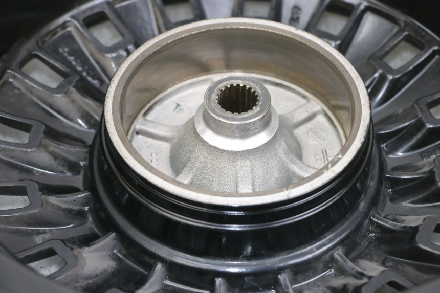 photo de JANTE ARRIÈRE ET PNEU PEUGEOT DJANGO 4T 50 (2014 - 2019) - Points de fixation