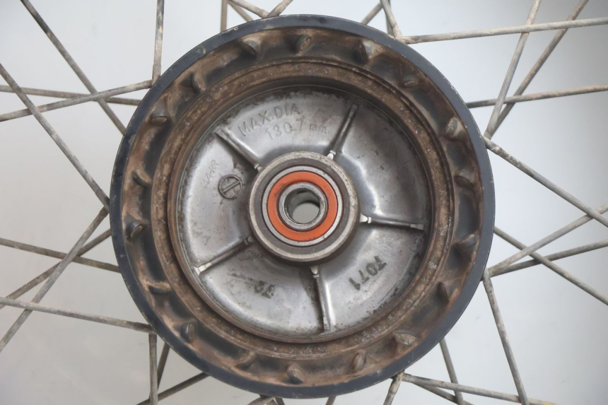 photo de JANTE ARRIÈRE ET PNEU SUZUKI DR S 600 (1985 - 1989) - Gros plan technique