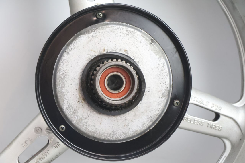photo de JANTE ARRIÈRE ET PNEU YAMAHA FJR 1300 (2001 - 2005) - Autre angle de vue