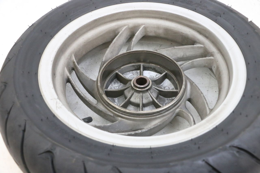 photo de JANTE ARRIÈRE ET PNEU PIAGGIO FLY 4T 50 (2013 - 2017) - Zoom état d’usage