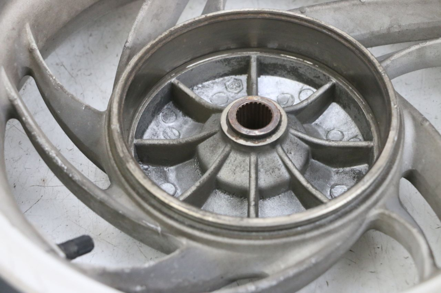 photo de JANTE ARRIÈRE ET PNEU PIAGGIO FLY 4T 50 (2013 - 2017) - Vue d’ensemble