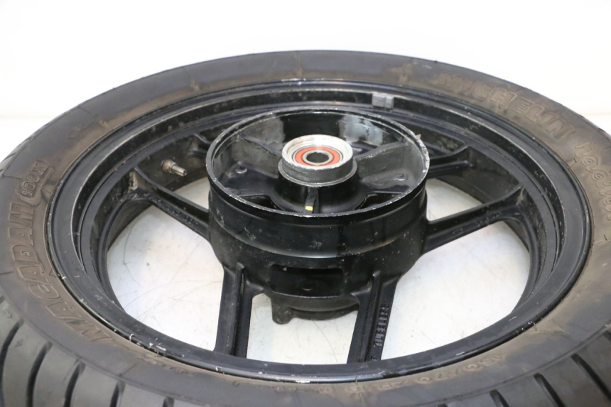 photo de JANTE ARRIÈRE ET PNEU KAWASAKI GPX F ZX750F 750 (1986 - 1990) - Gros plan technique