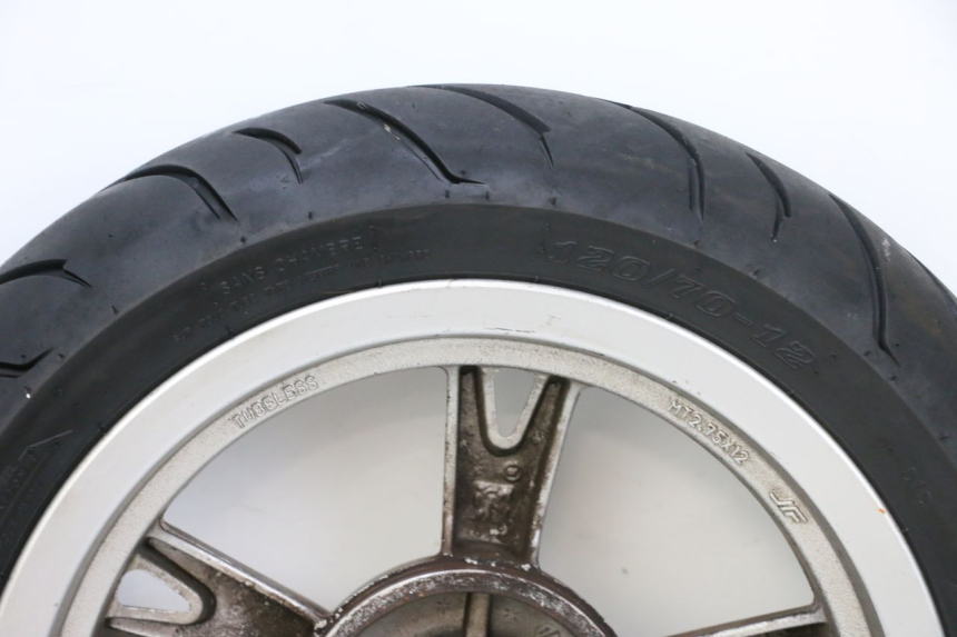 photo de JANTE ARRIÈRE ET PNEU PEUGEOT KISBEE 4T 50 (2018 - 2022) - Détails caractéristiques