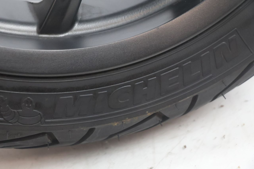 photo de JANTE ARRIÈRE ET PNEU PIAGGIO MP3 HPE 530 (2022 - 2026) - Angle alternatif