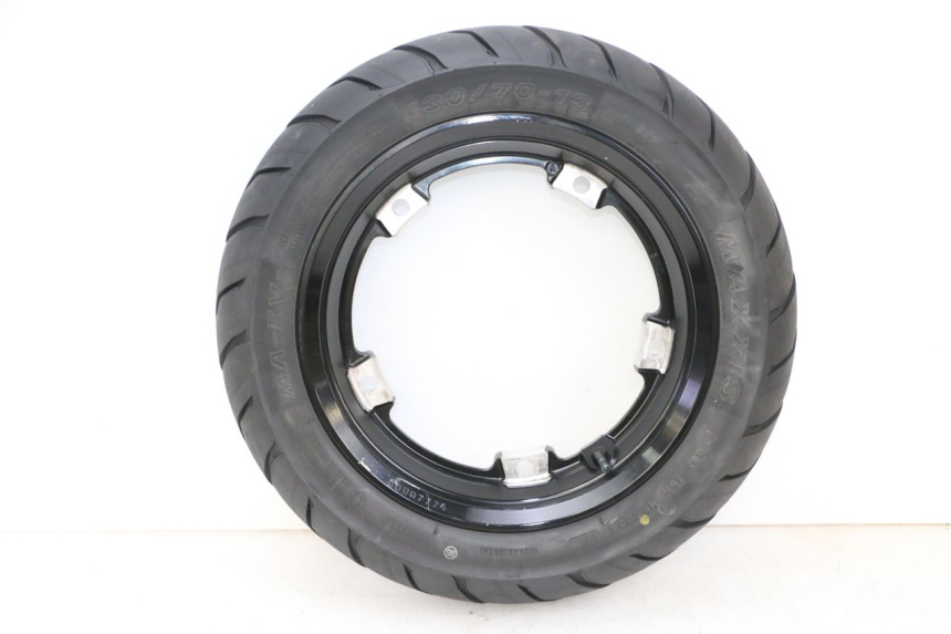 photo de JANTE ARRIÈRE ET PNEU YAMAHA NEO'S CORE 1 (2022 - 2026) - Vue rapprochée