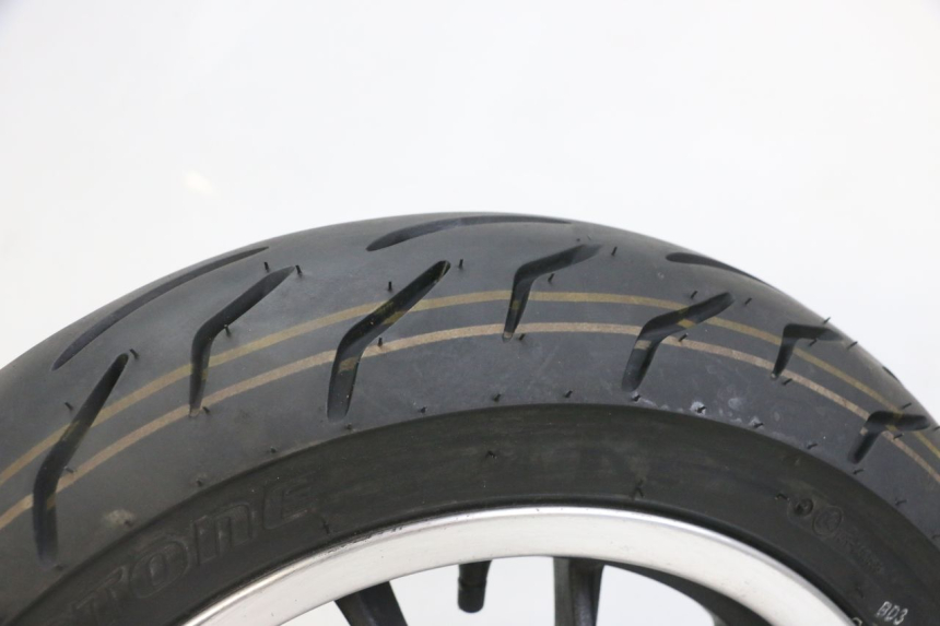 photo de JANTE ARRIÈRE ET PNEU KYMCO LIKE 4T 50 (2019 - 2025) - Zoom état d’usage