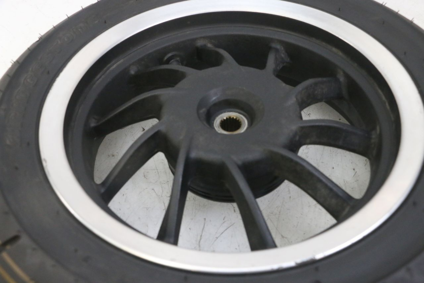 photo de JANTE ARRIÈRE ET PNEU KYMCO LIKE 4T 50 (2019 - 2025) - Points de fixation