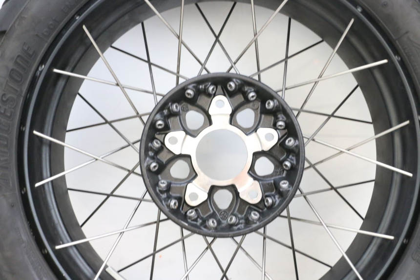 photo de JANTE ARRIÈRE ET PNEU BMW R GS 1250 (2021 - 2024) - Photo complémentaire