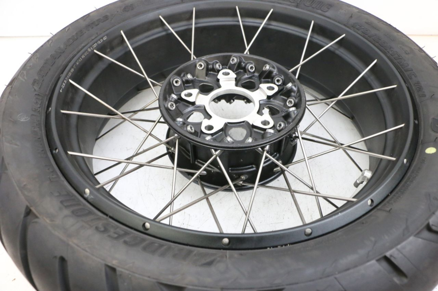 photo de JANTE ARRIÈRE ET PNEU BMW R GS 1250 (2021 - 2024) - Autre angle de vue