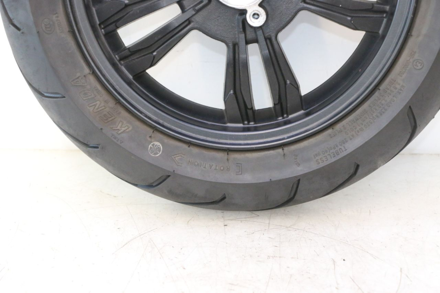 photo de JANTE ARRIÈRE ET PNEU JM MOTORS R-MAX TECH 50 (2024 - 2026) - Vue rapprochée