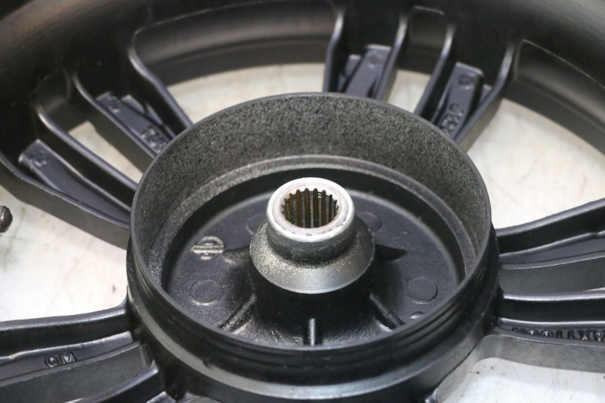 photo de JANTE ARRIÈRE ET PNEU JM MOTORS R-MAX TECH 50 (2024 - 2026) - Gros plan technique