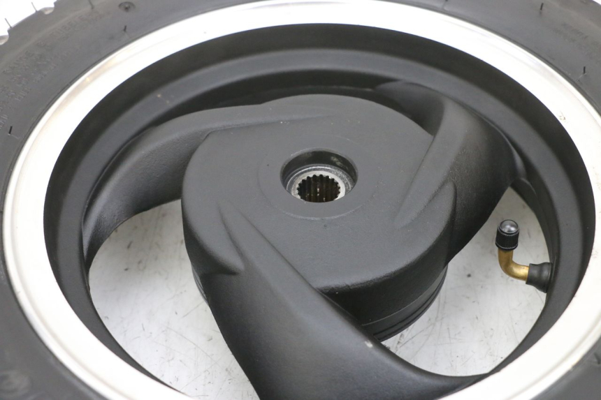 photo de JANTE ARRIÈRE ET PNEU JM MOTORS SANTANA EVO 50 (2024 - 2026) - Zoom composants