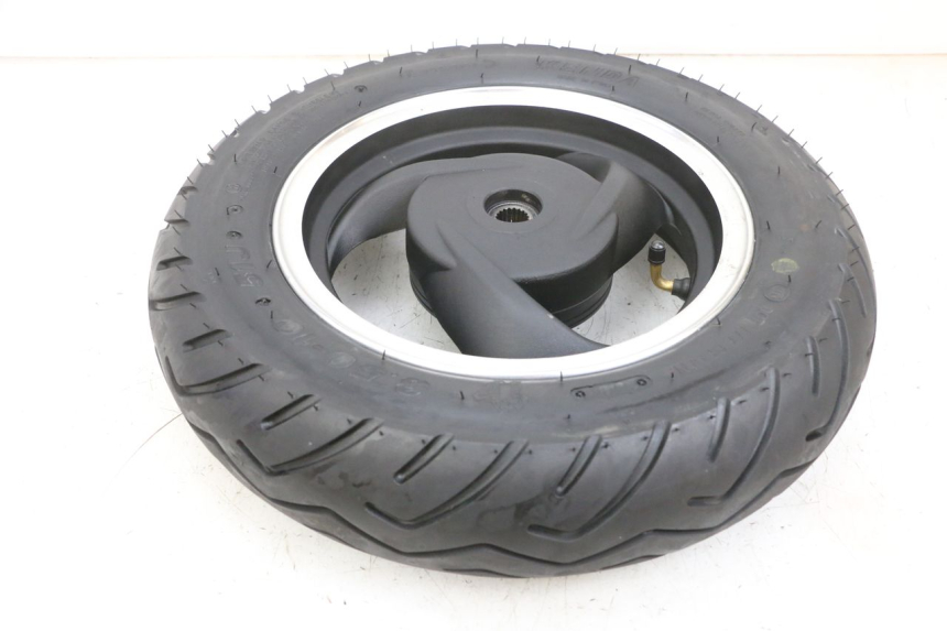 photo de JANTE ARRIÈRE ET PNEU JM MOTORS SANTANA EVO 50 (2024 - 2026) - Vue rapprochée