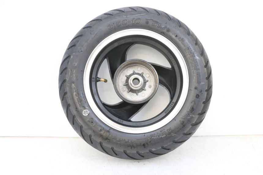 photo de JANTE ARRIÈRE ET PNEU JM MOTORS SANTANA EVO 50 (2024 - 2026) - État de surface