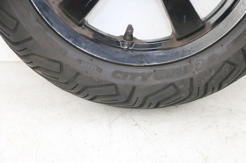 photo de JANTE ARRIÈRE ET PNEU PEUGEOT SATELIS 125 (2013 - 2018) - Vue rapprochée