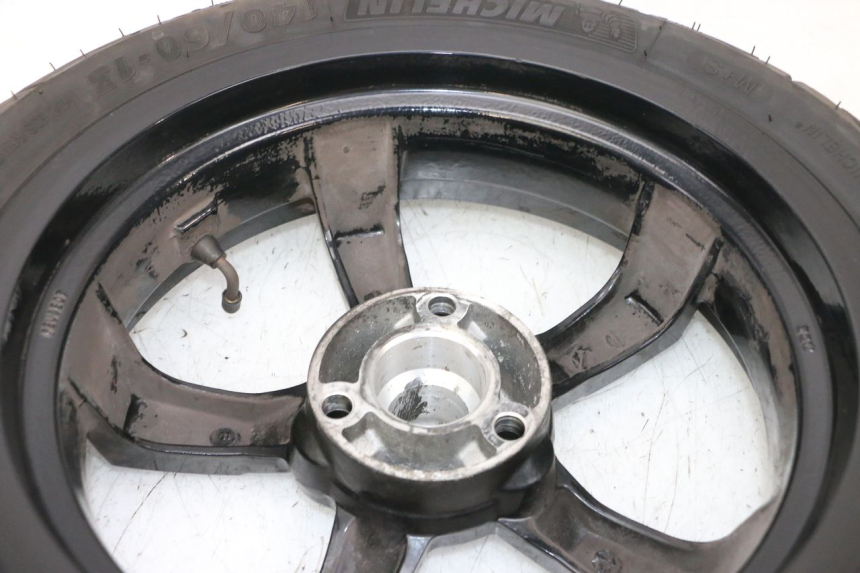 photo de JANTE ARRIÈRE ET PNEU PEUGEOT SATELIS 125 (2013 - 2018) - Gros plan technique