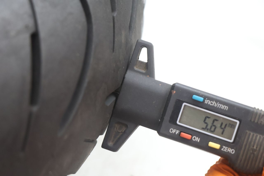 photo de JANTE ARRIÈRE ET PNEU RIDE SLASH 2T 50 (2012 - 2014) - Vue rapprochée