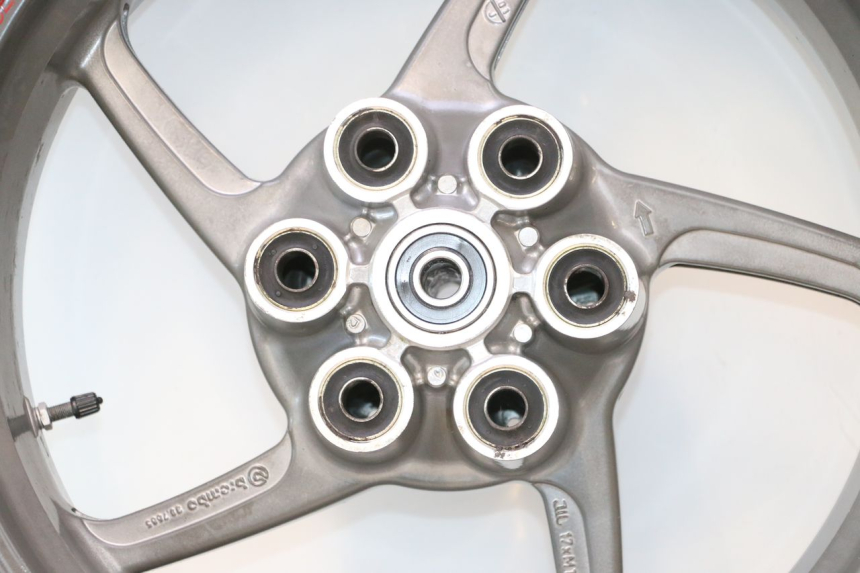 photo de JANTE ARRIÈRE ET PNEU DUCATI SS IE DS CARENEE 1000 (2002 - 2006) - Zoom état d’usage