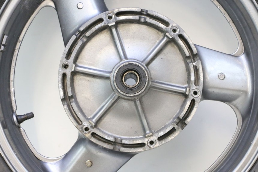 photo de JANTE ARRIÈRE ET PNEU HONDA ST PAN EUROPEAN 1100 (1990 - 2002) - Gros plan technique