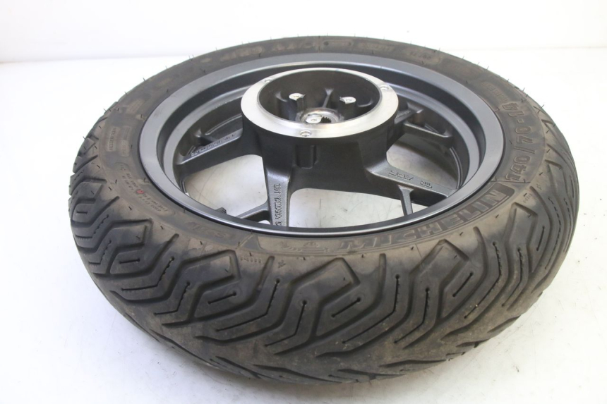 photo de JANTE ARRIÈRE ET PNEU YAMAHA XMAX X-MAX 125 (2021 - 2025) - Détail de la pièce