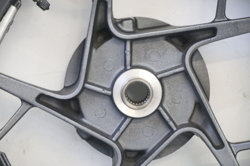 photo de JANTE ARRIÈRE ET PNEU YAMAHA XMAX X-MAX 125 (2021 - 2025) - Marquages et références