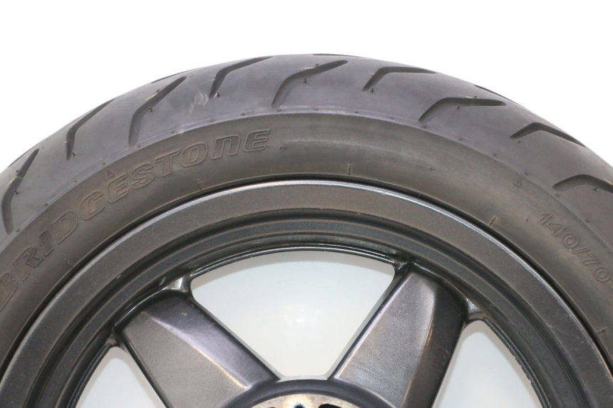 photo de JANTE ARRIÈRE ET PNEU YAMAHA XMAX X-MAX 125 (2006 - 2009) - Focus structure
