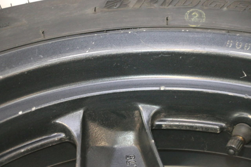 photo de JANTE ARRIÈRE ET PNEU YAMAHA XMAX X-MAX 125 (2006 - 2009) - Points de fixation