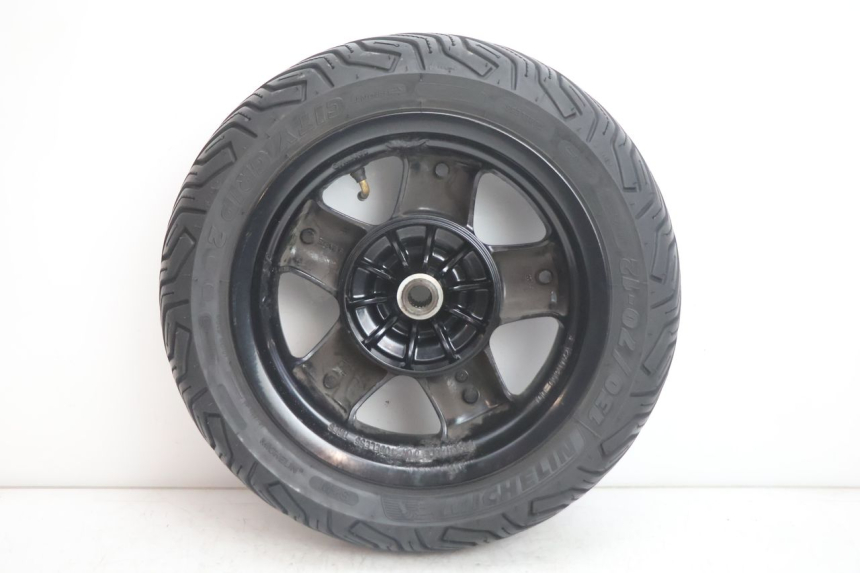 photo de JANTE ARRIÈRE ET PNEU YAMAHA YP MAJESTY 125 (2002 - 2006) - Points de fixation