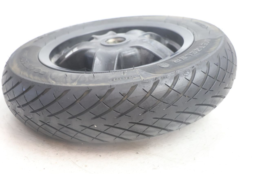photo de JANTE ARRIÈRE ET PNEU PIAGGIO ZIP IGET 4T 50 (2021 - 2023) - Vue rapprochée