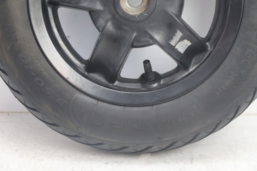 photo de JANTE ARRIÈRE ET PNEU PIAGGIO ZIP IGET 4T 50 (2021 - 2023) - Zoom état d’usage